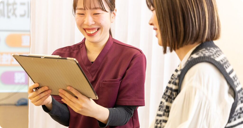 女性スタッフが問診票を見ながらお客様と話す様子