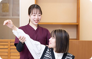お客様の腕の動きを確認する様子