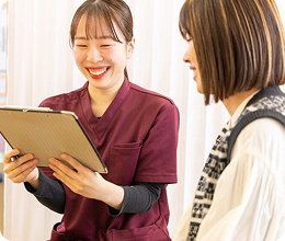 問診票を見ながら話すスタッフとお客様